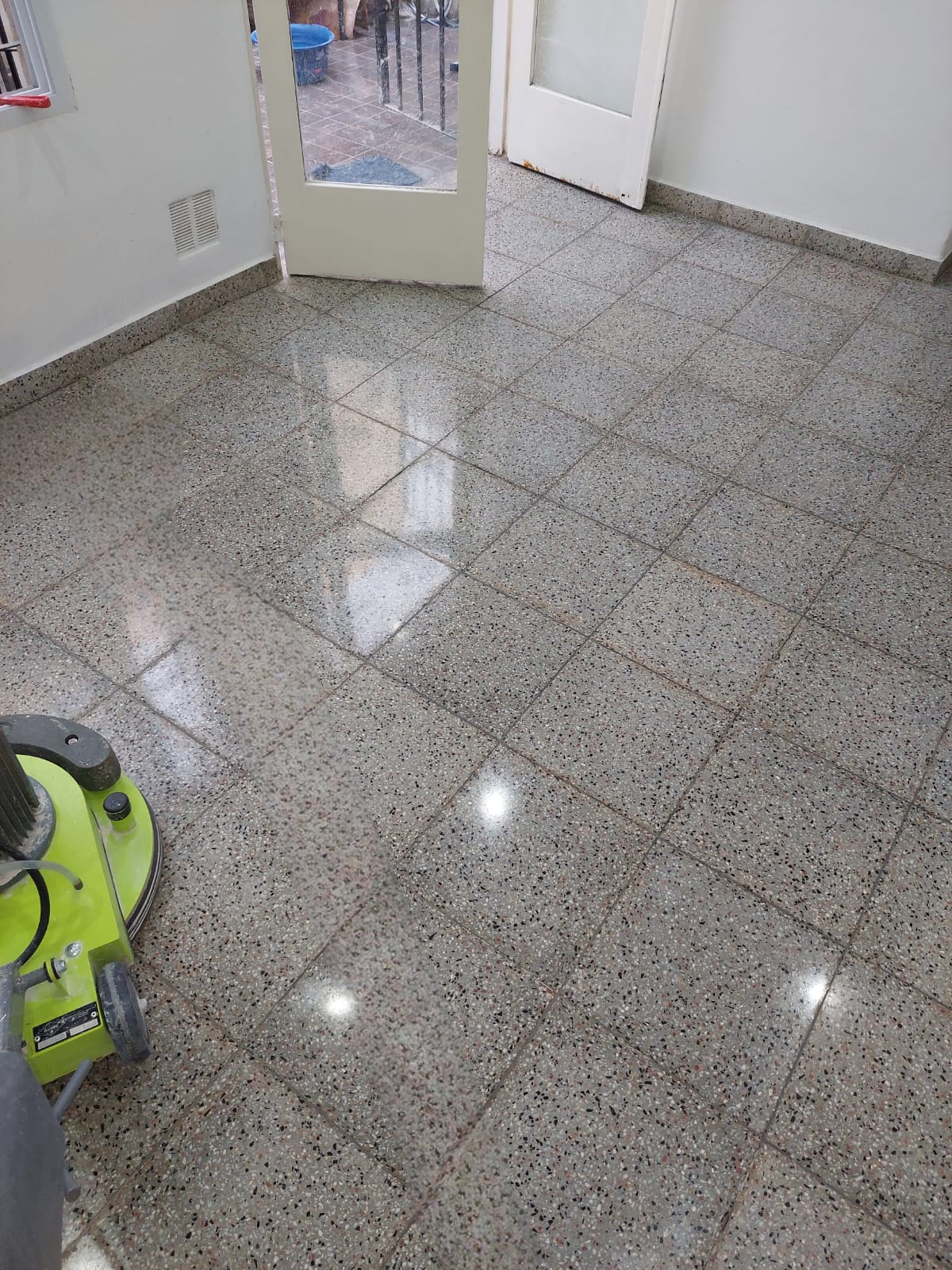 Imagen de un piso lustrado